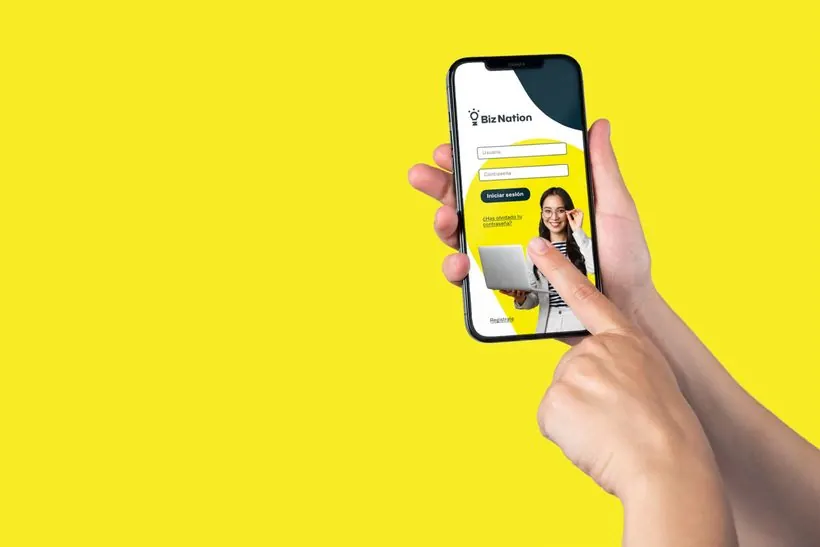 Una persona sostiene su teléfono con la aplicación de Biz Nation abierta