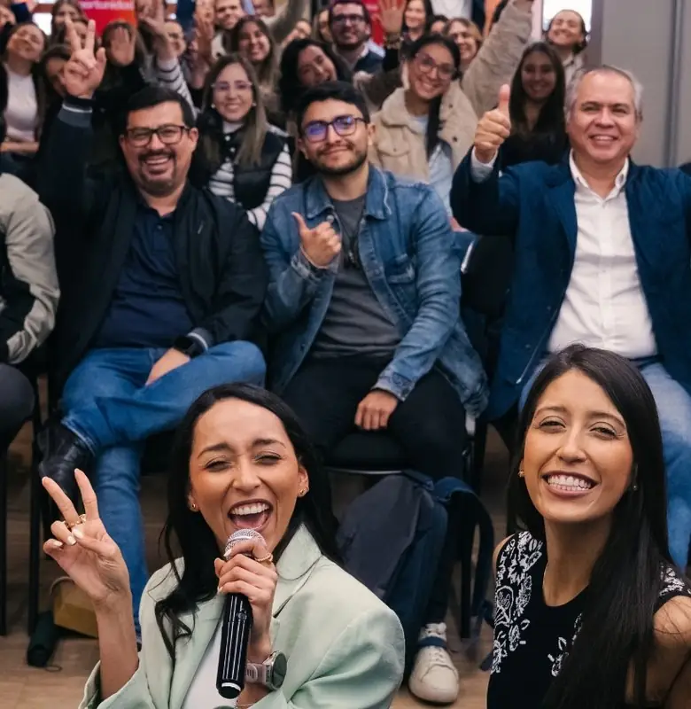 Equipo de Biz Nation celebrando al final de una sesión presencial